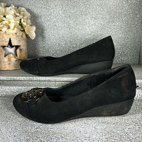 Chinese Laundry Bail Black Suede Medallion Wedges Slip On Shoes Size 8 - Picture 1 of 6